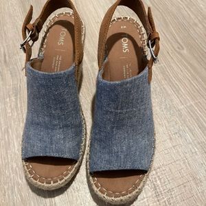 Tom’s wedge sandal